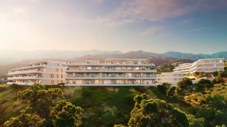 Australy Aures Estepona – večerní pohled na rezidenci